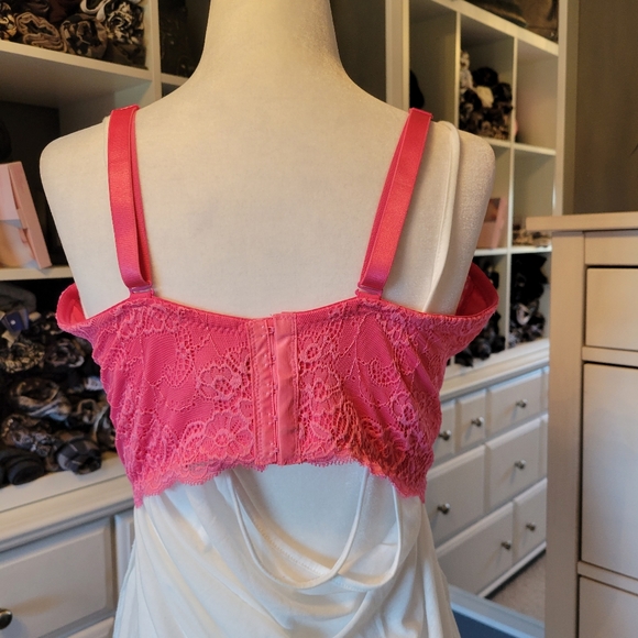 This brand new bra is a 42D but fits a 42H-I - Picture 2 of 5